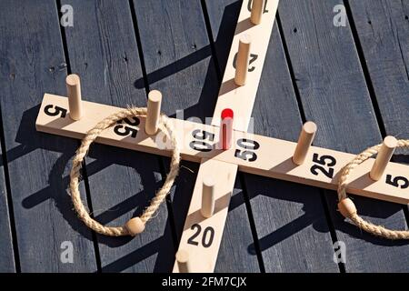 giochi per uso esterno con anelli e bastoni di legno Foto Stock
