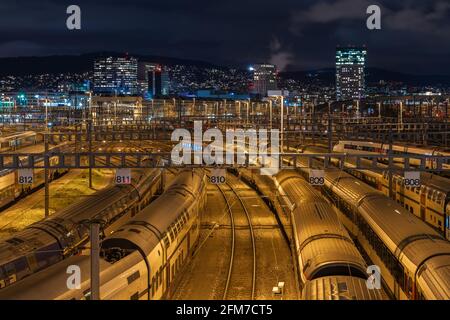 La stazione ferroviaria principale di Zurigo di notte. La stazione centrale di Zürich serve fino a 2,915 treni al giorno ed è una delle stazioni ferroviarie più trafficate del mondo. Foto Stock