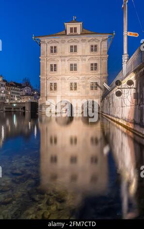 Bel municipio - Rathaus a Zurigo, Svizzera presso il fiume Limmat in un'ora blu Foto Stock