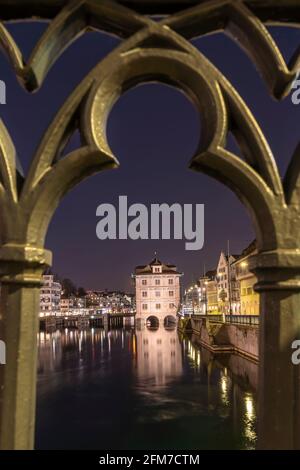 Bel municipio - Rathaus a Zurigo, Svizzera presso il fiume Limmat in un'ora blu Foto Stock