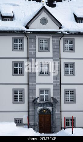 Engelberg, Svizzera - 21 gennaio 2021: Vista invernale del portale e di parte dell'abbazia benedettina di Engelberg Foto Stock