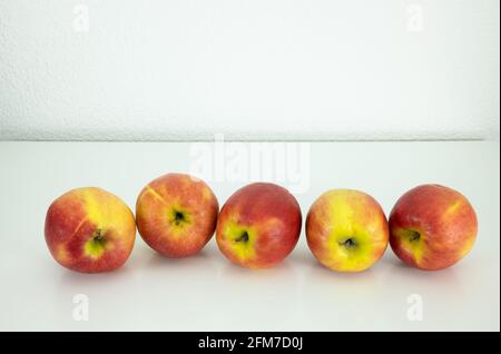 Cinque mele mature giallo-rosso su fondo bianco Foto Stock