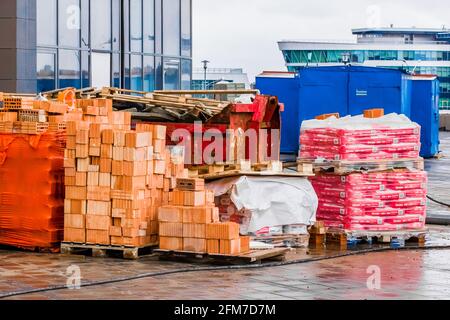 Bielorussia, Minsk - 14 marzo 2020: Stoccaggio di materiali da costruzione e mattoni all'aperto in un cantiere Foto Stock