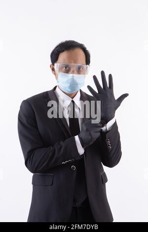 Persone che lavorano con nuovi formati normali.indossare maschere, guanti e occhiali trasparenti. Prevenire i virus. Covid -19 Foto Stock