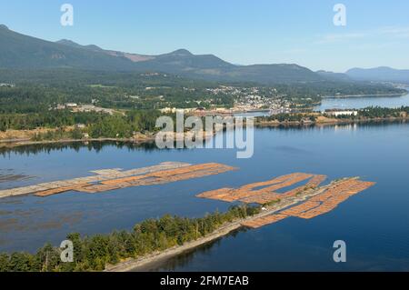 I bracci di tronchi immagazzinati nelle isole Shoal, l'estuario del fiume Chemainus, la valle di Chemainus. Fotografia aerea dell'isola di Vancouver, British Columbia, Canada. Foto Stock