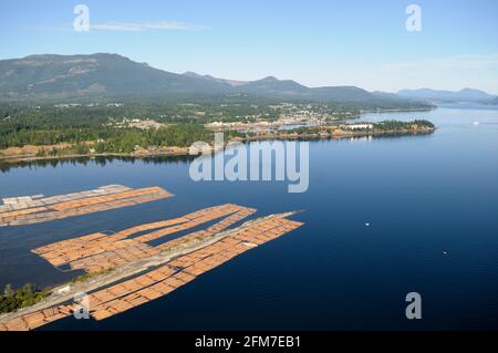 I bracci di tronchi immagazzinati nelle isole Shoal, l'estuario del fiume Chemainus, la valle di Chemainus. Fotografia aerea dell'isola di Vancouver, British Columbia, Canada. Foto Stock