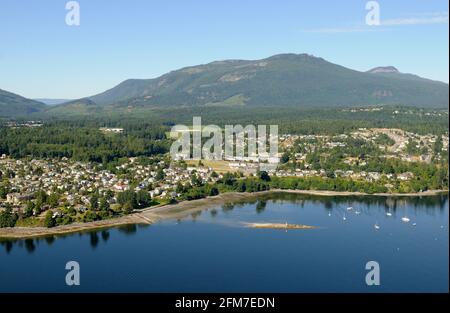 Foto aerea di Chemainus, la luce su Bird Rock e il buon ancoraggio barca in città, Vancouver Island, British Columbia, Canada. Foto Stock