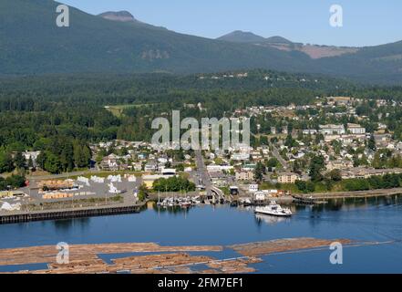 BC Ferry Kuper in avvicinamento alla città di Chemainus. Il molo governativo e il Western Forest Products Mill sono sulla sinistra. Foto aerea di Chemainus Foto Stock