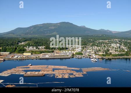 Un traghetto BC che si avvicina al terminal nella città di Chemainus. Il molo governativo e il Western Forest Products Mill sono sulla sinistra. Foto aerea Foto Stock