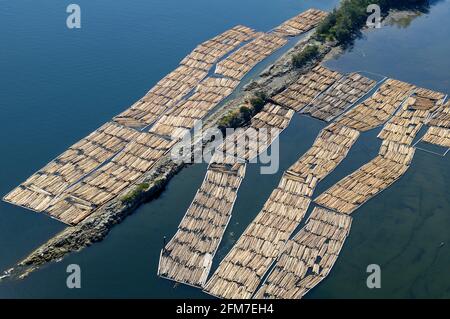 I bracci di tronchi immagazzinati nelle isole Shoal, l'estuario del fiume Chemainus, la valle di Chemainus. Fotografia aerea dell'isola di Vancouver, British Columbia, Canada. Foto Stock