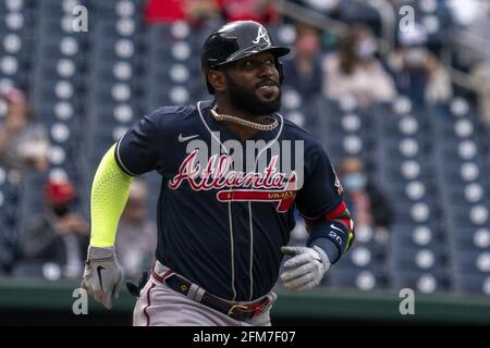 Washington, Stati Uniti. 06 maggio 2021. Atlanta Braves ha lasciato il fielder Marcell Ozuna corre alla prima base contro i Washington Nationals nel primo inning al Nationals Park a Washington, DC giovedì 6 maggio 2021. Photo by Tasos Katopodis/UPI Credit: UPI/Alamy Live News Foto Stock