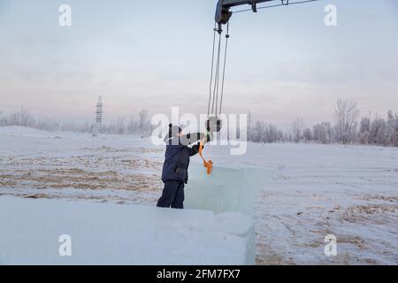 Il programma di installazione dell'anello di sicurezza posiziona una fune di nastro sul gancio Foto Stock