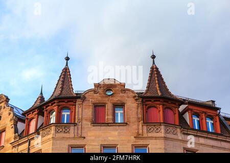 Top di vecchia casa con soffici e guglia . Casa residenziale in Baviera Germania Foto Stock