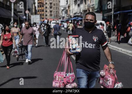 San Paolo, Brasile. 6 maggio 2021. Un venditore di giocattoli è visto tra COVID-19 epidemia a Sao Paulo, Brasile, il 6 maggio 2021. Il Brasile il Giovedi ha riferito 2,550 ulteriori morti da COVID-19, aumentando il conteggio nazionale a 416,949, il Ministero della Salute ha detto. Il ministero ha detto che sono stati rilevati altri 73,380 casi, portando il numero nazionale a 15,003,563. Credit: Rahel Patrasso/Xinhua/Alamy Live News Foto Stock