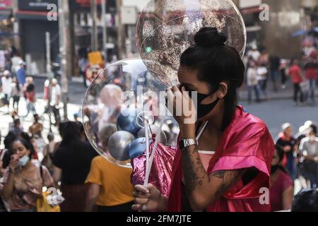 San Paolo, Brasile. 6 maggio 2021. Una donna che tiene i palloncini è vista in mezzo all'epidemia di COVID-19 a San Paolo, Brasile, il 6 maggio 2021. Il Brasile il Giovedi ha riferito 2,550 ulteriori morti da COVID-19, aumentando il conteggio nazionale a 416,949, il Ministero della Salute ha detto. Il ministero ha detto che sono stati rilevati altri 73,380 casi, portando il numero nazionale a 15,003,563. Credit: Rahel Patrasso/Xinhua/Alamy Live News Foto Stock