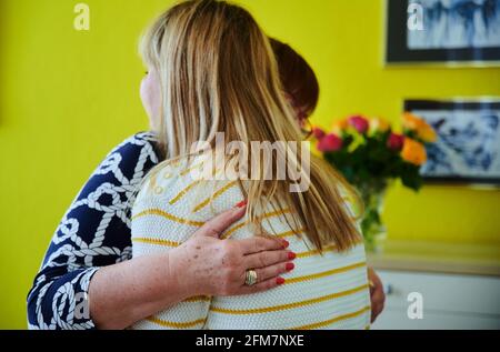 Berlino, Germania. 05 maggio 2021. Abbraccio di madre e figlia. Credit: Annette Riedl/dpa/Alamy Live News Foto Stock