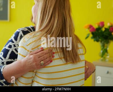 Berlino, Germania. 05 maggio 2021. Abbraccio di madre e figlia. Credit: Annette Riedl/dpa/Alamy Live News Foto Stock