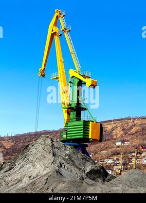 Gru al cantiere navale nel porto di Kamchatka Foto Stock