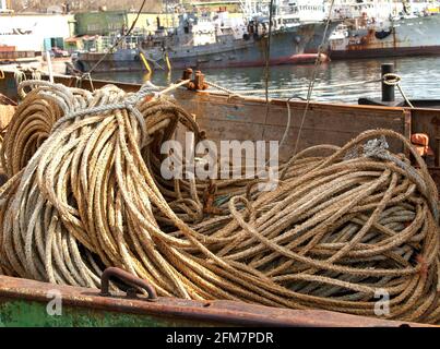 RETE e corde per la barca da pesca su Kamchatka Foto Stock