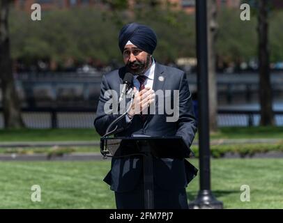 Hoboken, Stati Uniti. 06 maggio 2021. Il sindaco di Hoboken Ravi Bhalla parla all'avanguardia per il progetto di resilienza Rebuild by Design a Pier A Park a Hoboken, New Jersey, il 6 maggio 2021. Il governatore Phil Murphy e il Segretario degli Stati Uniti per l'edilizia abitativa e lo sviluppo urbano marcia Fudge hanno partecipato all'evento. Il progetto è stato reso possibile da oltre 230 milioni di dollari di fondi per il recupero di Sandy dall'HUD statunitense. (Foto di Lev Radin/Sipa USA) Credit: Sipa USA/Alamy Live News Foto Stock