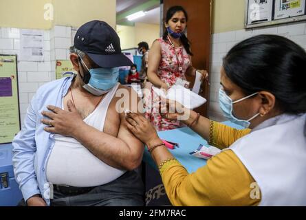 Nuova Delhi, India. 06 maggio 2021. Un operatore sanitario inocula un uomo con una dose del vaccino Covaxin coronavirus COVID-19 da parte di Bharat Biotech presso un centro di vaccinazione. La Corte Suprema indiana (Corte Apex) afferma che il paese deve essere preparato per la terza ondata di Covid19, che potrebbe essere più dannosa per i bambini. L'India ha riportato 412,431 nuovi casi di virus Covid-19 e 3,980 decessi nelle ultime 24 ore, il più alto in un giorno finora. (Foto di Naveen Sharma/SOPA Images/Sipa USA) Credit: Sipa USA/Alamy Live News Foto Stock