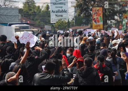 I manifestanti anti antimilitici marciano mentre alzano tre saluta del dito durante la manifestazione contro il colpo di stato militare. Una folla massiccia scese per le strade di Lashio per protestare contro il colpo di stato militare e chiese il rilascio di Aung San Suu Kyi. L'esercito del Myanmar ha arrestato il consigliere di Stato del Myanmar Aung San Suu Kyi il 01 febbraio 2021 e ha dichiarato uno stato di emergenza mentre coglie il potere nel paese per un anno dopo aver perso l'elezione contro la Lega nazionale per la democrazia (NLD). (Foto di Mine Smine/SOPA Images/Sipa USA) Foto Stock