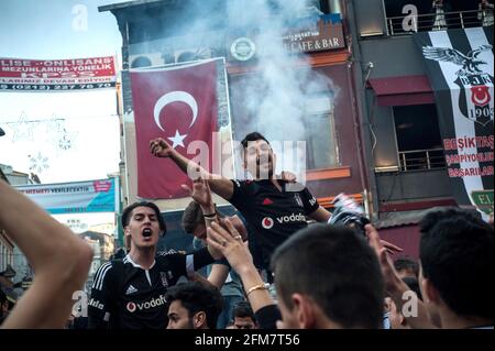 Istanbul, Turchia. 8 maggio 2016. Besiktas Carsi tifosi di calcio cantano canzoni prima di una partita a Istanbul, Turchia. Credit: John Wreford/SOPA Images/ZUMA Wire/Alamy Live News Foto Stock