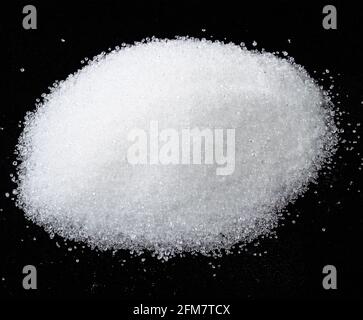 cumulo di estratto cristallino di stevia zucchero vegetale sostituto closeup sulla piastra nera Foto Stock