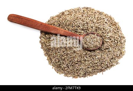 cucchiaio di legno su pila di semi di zera di kala (elwendia persica, cumino nero) su sfondo bianco Foto Stock