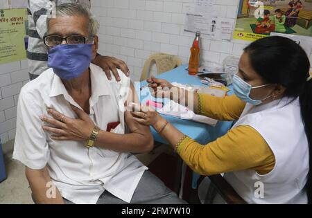 Nuova Delhi, India. 06 maggio 2021. Un operatore sanitario inocula un uomo con una dose del vaccino Covaxin coronavirus COVID-19 da parte di Bharat Biotech presso un centro di vaccinazione. La Corte Suprema indiana (Corte Apex) afferma che il paese deve essere preparato per la terza ondata di Covid19, che potrebbe essere più dannosa per i bambini. L'India ha riportato 412,431 nuovi casi di virus Covid-19 e 3,980 decessi nelle ultime 24 ore, il più alto in un giorno finora. Credit: SOPA Images Limited/Alamy Live News Foto Stock