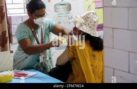 Nuova Delhi, India. 06 maggio 2021. Un operatore sanitario inocula una donna con una dose del vaccino COVID-19 di Covaxin Coronavirus da parte di Bharat Biotech presso un centro di vaccinazione. La Corte Suprema indiana (Corte Apex) afferma che il paese deve essere preparato per la terza ondata di Covid19, che potrebbe essere più dannosa per i bambini. L'India ha riportato 412,431 nuovi casi di virus Covid-19 e 3,980 decessi nelle ultime 24 ore, il più alto in un giorno finora. Credit: SOPA Images Limited/Alamy Live News Foto Stock