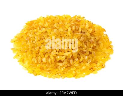 mucchio di bulgur crudo (grano surriscaldato) groats primo piano su sfondo bianco Foto Stock