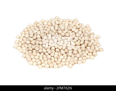 manciata di ptitim (couscous della perla) grooseup su sfondo bianco Foto Stock