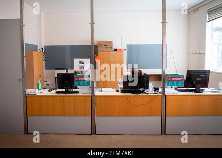 Porto, Portogallo. 1 maggio 2021. Un operaio attende che le persone si registrino per le vaccinazioni al Centro vaccinazioni Escola do Sol. Gli operatori sanitari si preparano a somministrare i vaccini Covid-19 in uno dei Centri vaccinali di Porto. Credit: Teresa Nunes/SOPA Images/ZUMA Wire/Alamy Live News Foto Stock