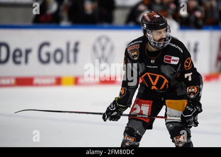 Wolfsburg, Germania. 05 maggio 2021. Hockey su ghiaccio: DEL, Grizzlys Wolfsburg - Eisbären Berlino, round di campionato, finale, partita 2 all'EIS Arena. Dominik Bittner di Wolfsburg è in campo. Credit: Swen Pförtner/dpa/Alamy Live News Foto Stock