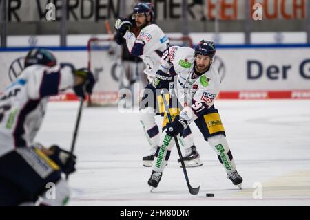 Wolfsburg, Germania. 05 maggio 2021. Hockey su ghiaccio: DEL, Grizzlies Wolfsburg - Eisbären Berlino, round di campionato, finale, 2° giorno di partita all'EIS Arena. Mark Olver di Berlino gioca la palla. Credit: Swen Pförtner/dpa/Alamy Live News Foto Stock