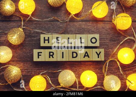 Lettera alfabetica Hello Friday con batuffoli di cotone LED su sfondo di legno Foto Stock