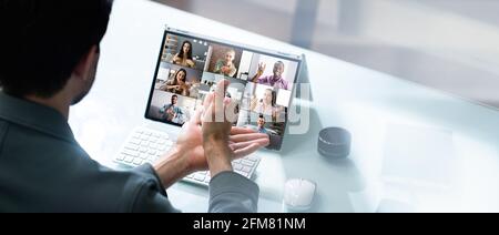 Apprendimento della lingua dei segni non udenti in videoconferenza su laptop Foto Stock