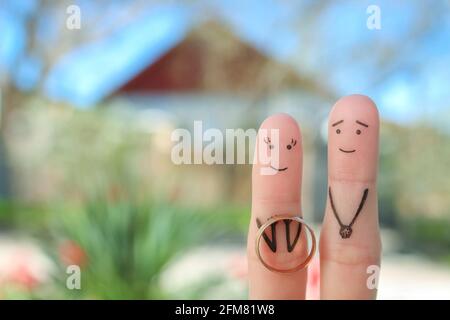Fingers arte di felice coppia. Concetto di donna che propone all'uomo. Foto Stock