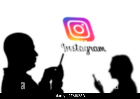 Tashkent, Uzbekistan - 4 marzo 2021: Silhouette di persone su popolare americano foto e video sharing social network service - Instagram Foto Stock