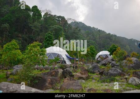 Bella tenda Igloo casa. Un soggiorno ideale a casa con bellezza panoramica sulla riva del fiume situato a Todey, kalimpong. Foto Stock