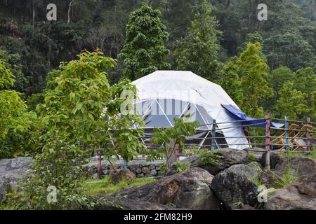 Bella tenda Igloo casa. Un soggiorno ideale a casa con bella tenda Igloo casa, bellezza panoramica sulla riva del fiume situato a Todey, kalimpong. Foto Stock