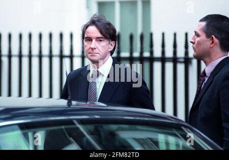 Peter Mandelson prende un'ultima occhiata ai media di gennaio 2001 a Downing Street dopo aver annunciato le sue dimissioni a Northern Segretario dell'Irlanda Foto Stock