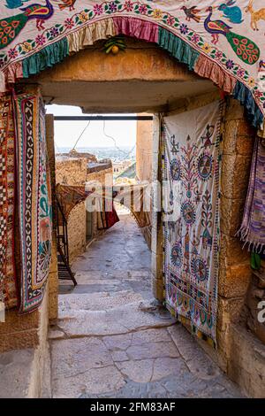 capi di abbigliamento colorati per le strade di jaisalmer. Foto Stock