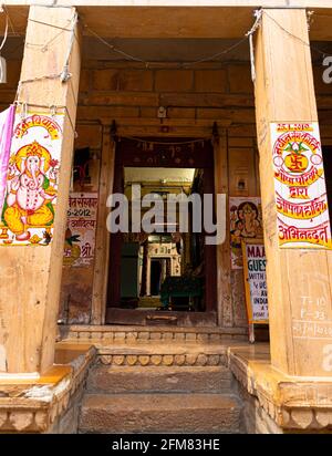 capi di abbigliamento colorati per le strade di jaisalmer. Foto Stock