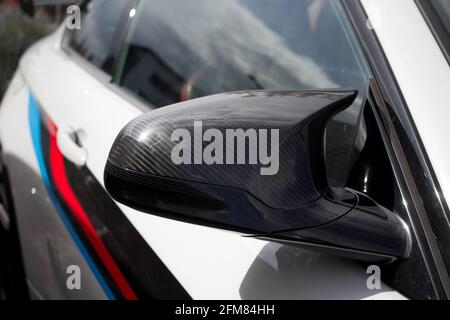 Una BMW M4 DTM Championship Edition 2017 con M Performance Calotte degli specchietti retrovisori in fibra di carbonio e decalcomanie DTM in basso lateralmente Foto Stock