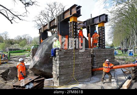 Altentreptow, Germania. 06 maggio 2021. La "Big Stone", che pesa circa 400 tonnellate, viene sollevata mediante presse idrauliche e cinghie. La rimozione del secondo blocco erratico più grande delle epoche del ghiaccio settentrionale sulla terraferma tedesca entro il 2.50 è in corso su iniziativa del consiglio comunale, come il gigantesco blocco erratico con le dimensioni di una casa distaccata ha finora solo protrarsi circa la metà della sua altezza dal suolo. Credit: Bernd Wüstneck/dpa-Zentralbild/dpa/Alamy Live News Foto Stock