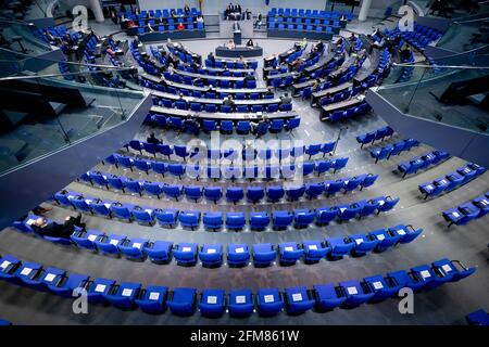 Berlino, Germania. 07 maggio 2021. I membri del Bundestag partecipano alla sessione del Bundestag nella sala plenaria. Il tema è la legge sulla protezione della Costituzione. Credit: Kay Nietfeld/dpa/Alamy Live News Foto Stock