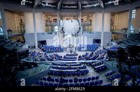 Berlino, Germania. 07 maggio 2021. I membri del Bundestag partecipano alla sessione del Bundestag nella sala plenaria. Il tema è la legge sulla protezione della Costituzione. Credit: Kay Nietfeld/dpa/Alamy Live News Foto Stock