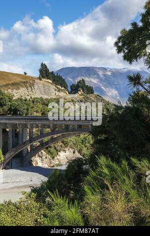 Fiume RAKAIA, PIANURE DI CANTERBURY, NUOVA ZELANDA - FEBBRAIO 25 : Vista del moderno ponte sul fiume Rakaia in Nuova Zelanda il 25 Febbraio 2012 Foto Stock